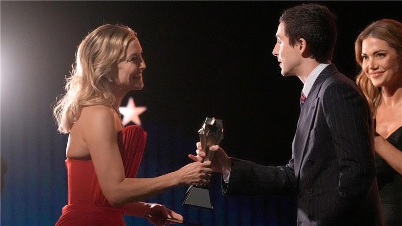 Kate Hudson (links) überreicht Timothée Chalamet den Preis für den besten Schauspieler. 