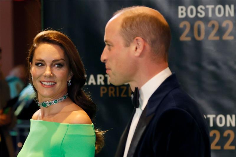 Prinzessin Kate zeigt sich mit Smaragd-Kette von Diana Kate (l) und William bei der Verleihung des Umweltpreises Earthshot in Boston. Die Prinzessin trägt eine Smaragd-Kette aus dem Nachlas ihrer Schwiedermutter Prinzessin Diana.