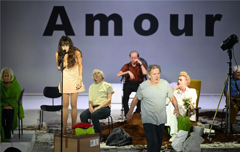 Laiendarsteller retten Bühnenversion von Haneke-Film Katharina Bach (l) und Andre Jung (2.v.r) während der Fotoprobe zum Schauspiel «Liebe (Amour)» nach Michael Haneke.