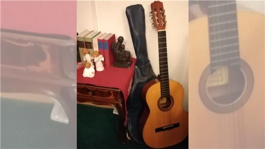 Katharina Findeisen hütet ihre Gitarre bis heute – und das Gefühl von Glück. Foto: Privat