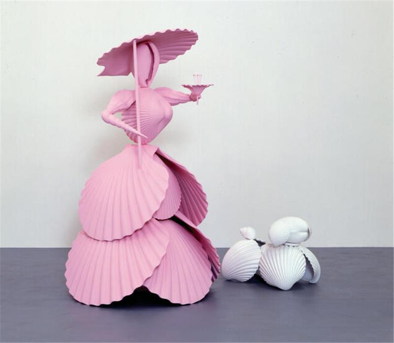 Katharina Fritschs Arbeit „Frau mit Hund“, 175 x 175 x 107 Zentimeter groß, stammt aus 2004 und besteht aus Polyester, Aluminium, Eisen und Acrylfarbe.