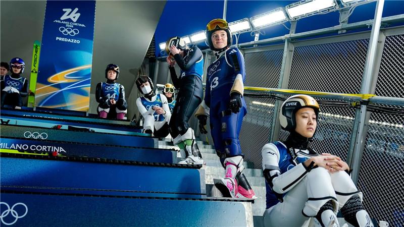 Katharina Schmid (2. vr) ist bereit für ihre letzten Sprünge bei Olympia.