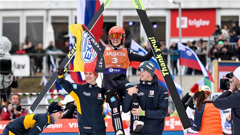 Katharina Schmid ließ sich nach dem letzten Sprung ihrer Karriere feiern.