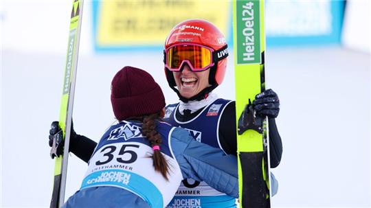Katharina Schmid (r.) bejubelte in Lillehammer den 16. Weltcup-Sieg ihrer Karriere.