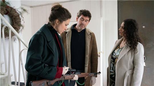 Katharina Tempel (Franziska Hartmann, l-r), Georg König (Stephan Szasz) und Dela Tahiri (Hanife Sylejmani) in einer Szene des Films «Was wir verbergen».