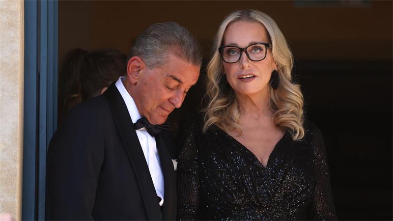 Katharina Wagner und Michel Friedman stehen vor dem Start der Festspiele am Königsportal.