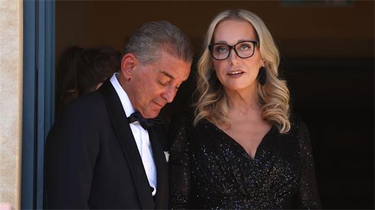 Katharina Wagner und Michel Friedman stehen vor dem Start der Festspiele am Königsportal.