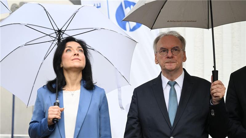 Bilder des Tages Katherina Reiche besucht Chemiepark Leuna