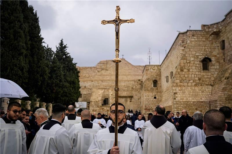 Kriegsweihnacht im Heiligen Land: Mehr Pflicht als Freude Katholische Geistliche gehen am Heiligabend in Bethlehem im Westjordanland in einer Prozession neben der Geburtskirche.