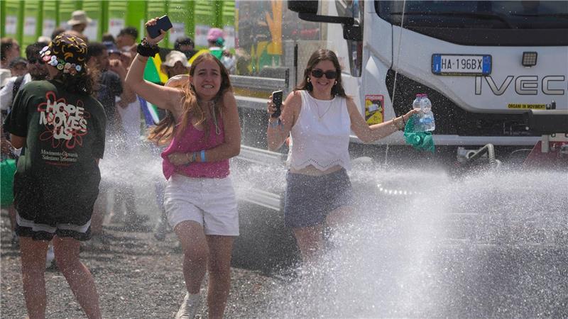 Bilder des Tages Katholisches Weltjugendtreffen in Rom: Junge Menschen nehmen am Jugendjubiläum auf dem Tor Vergata-Gelände teil.
