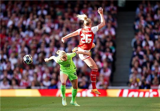 Kathrin Hendrich (l) vom VfL Wolfsburg und Stina Blackstenius von Arsenal kämpfen um den Ball.