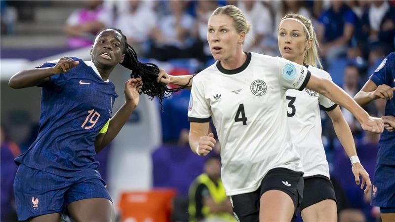 „Fix und fertig“: DFB-Team kämpft sich ins Halbfinale Kathrin Hendrich zieht an den Haaren von Griedge Mbock Bathy. Klare Sache: Rot.