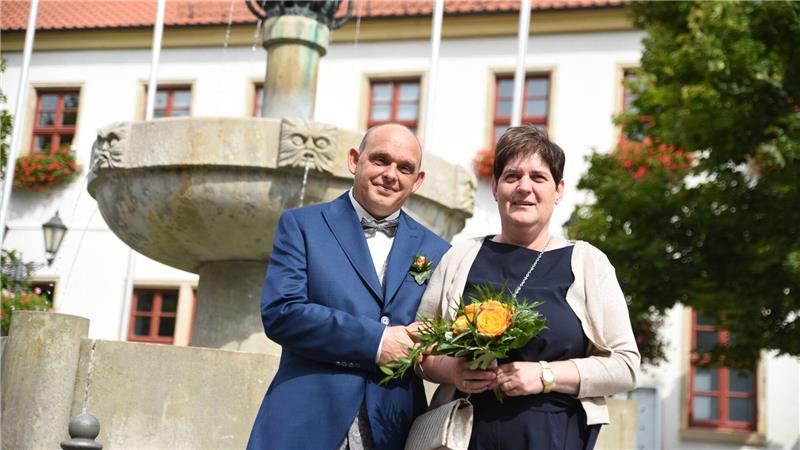 Hochzeit mit Behinderungen: 885 Tage Warten auf das Jawort Kathrin Pollnow und Klaus-Dieter Rose stehen vor dem Standesamt in Oschersleben (Sachsen-Anhalt).