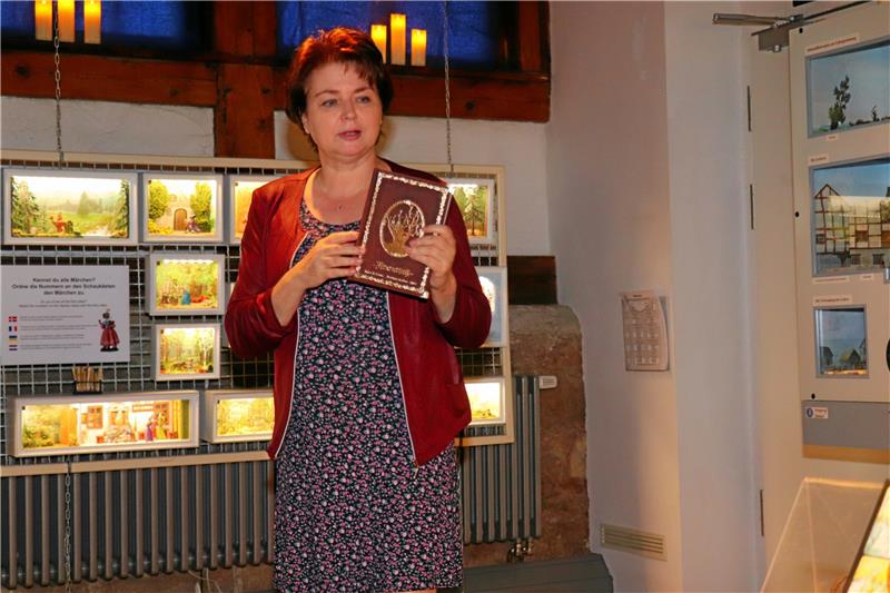 Harzkrimi: Bestsellerautorin liest im Zinnfigurenmuseum Kathrin R. Hotowetz bei ihrer Lesung im Zinnfigurenmuseum. Foto: Kammer