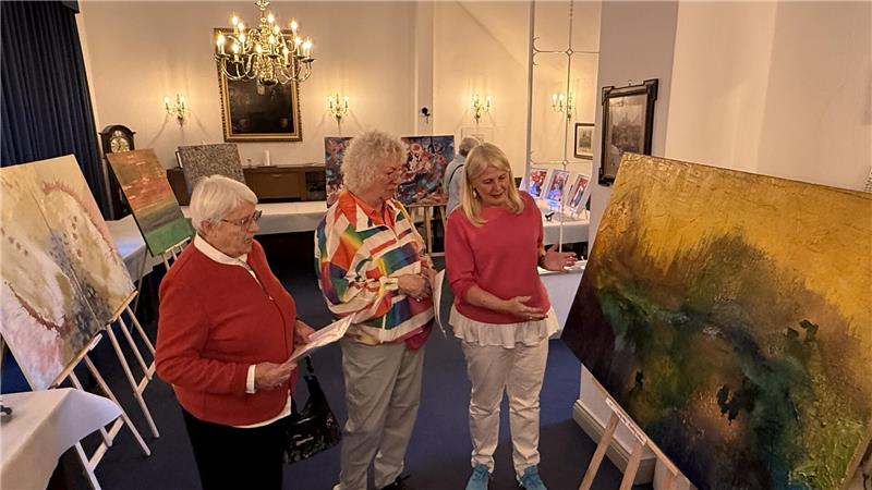 Kathrin Weyer (r.) zeigt im Haus der Freimaurerloge ihre Kunstwerke.