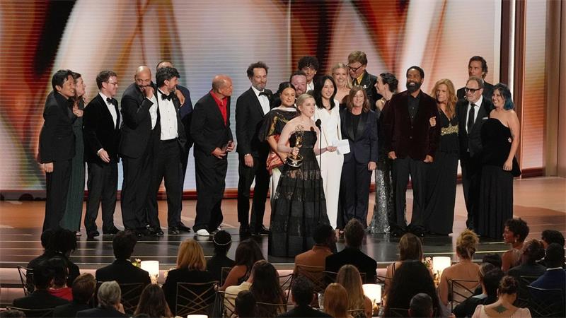 Katie Dippold (M) und das Team von „Widow’s Bay“ nehmen im Peacock Theater den Preis für die beste Comedy-Serie bei der 78. Emmy-Verleihung entgegen.