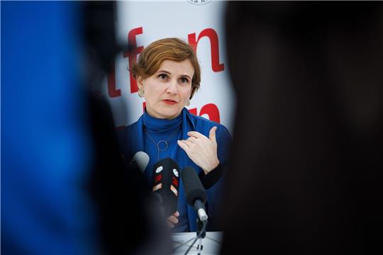 Katja Kipping gibt eine Pressekonferenz.