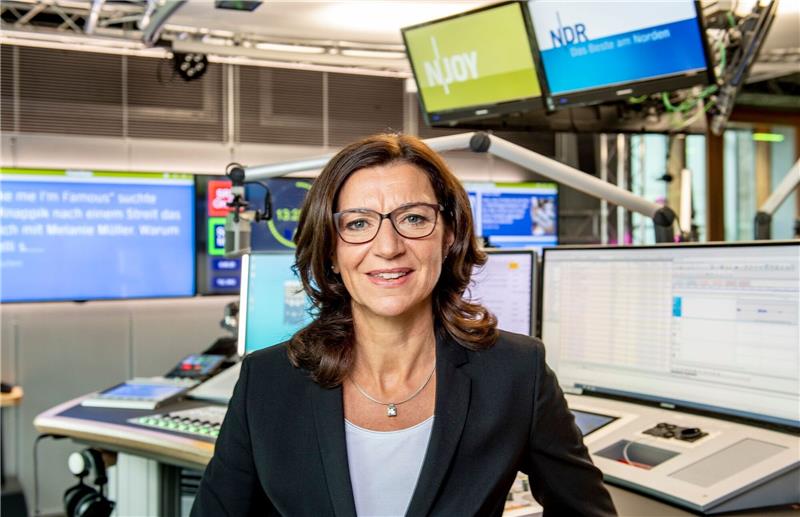 Katja Marx steht in einem Radiostudio des NDR.