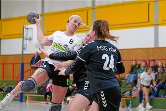 Katja Strüver und Marie-Sophie Behrens (Nummer 24) von der HSG Oha versuchen Celina Bruns von der HSG Liebenburg-Salzgitter am Torwurf zu hindern. Foto: Drechsler