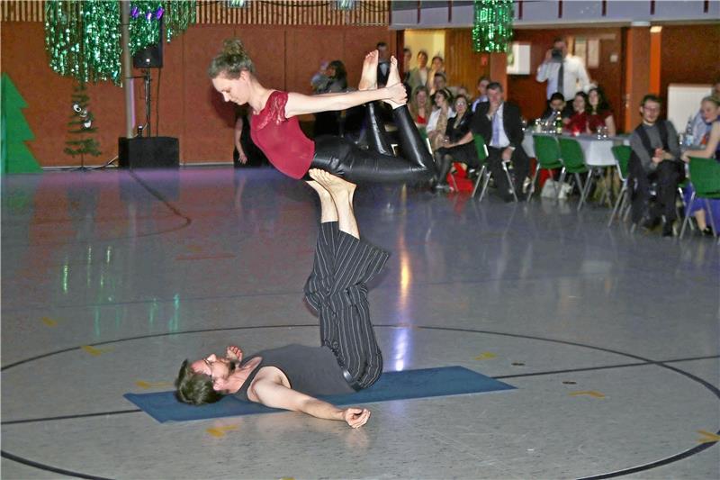 Katja und Stefan Lueders zeigen in ihrem Showprogramm Acro-Yoga, eine Form des Partner-Yogas. Fotos: Jung