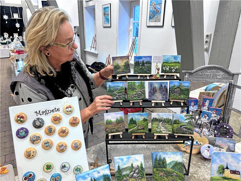 Katrin Carstens aus St. Andreasberg liebt es, winzig kleine Acrylbilder mit Harzer Motiven zu malen.  Fotos: Schlegel
