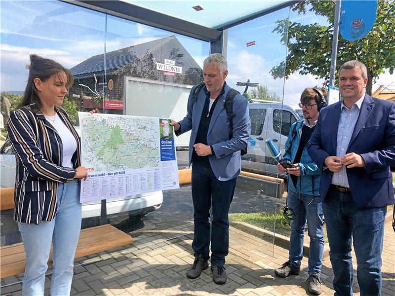 Katrin Fiedler und Tim Schwarzenberger (2. v. li.) aus dem Bereich Kreisentwicklung: Zusammen mit Landrat Dr. Alexander Saipa stellen sie einen Übersichtsplan für Busverbindungen in der Region vor.  Foto: Stade