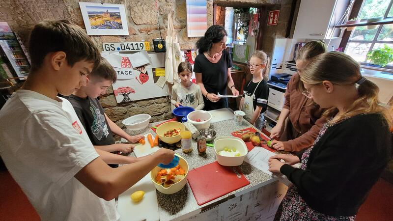 Bad Harzburger Kinder formen einen Regenbogen aus Smoothies Katrin Peters steht zwar bei Fragen bereit – die Zubereitung der Smoothies sollen die Ferienpasskinder aber ganz allein übernehmen.