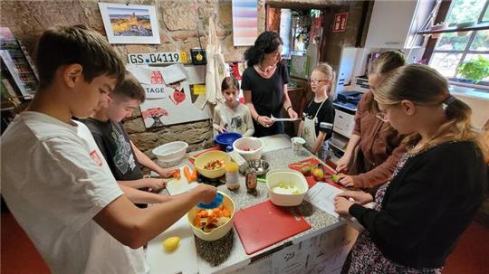Katrin Peters steht zwar bei Fragen bereit – die Zubereitung der Smoothies sollen die Ferienpasskinder aber ganz allein übernehmen.