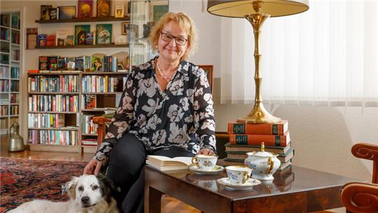 Katrin Pešic mit Lesehund Ben in der„Villa Buch“, die am 13. August eröffnet.