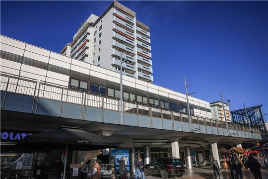 Kaufhaus-Gebäude in Leverkusen: Hier wollte die Modekette Aachener in Kürze eine Filiale eröffnen. Dieser Plan könnte nun überholt sein.