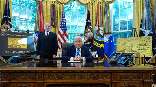 „Kauft jetzt DIE TRUMP GOLD CARD“, rät der Präsident im Stile eines Verkäufers.