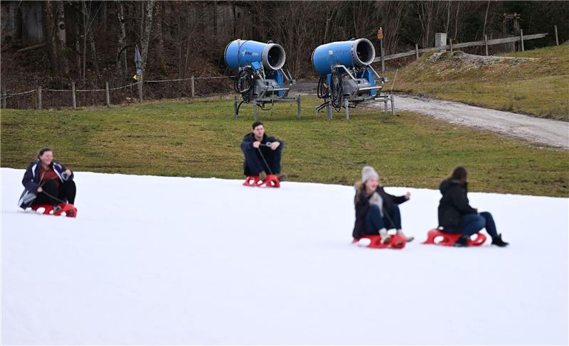 Was Wintersport derzeit gefährlich macht Kaum Schnee: Wintersportler müssen in dieser Saison besonders gut aufpassen.