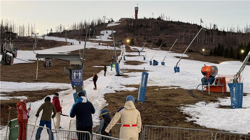Skisaison auf dem Wurmberg endet am Sonntag Kaum Wartezeit am Lift: Zum Abschluss der Saison können die Wintersportler am Mittwochabend noch einmal unter Flutlicht Ski und Snowboard am Wurmberg fahren.