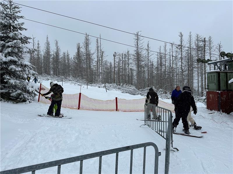 Braunlager wollen bis Ostern Skifahren anbieten Kaum Wartezeiten vor dem Ankerlift: In Sonnenberg hält sich am Mittwochvormittag der Andrang in Grenzen. Foto: Eggers