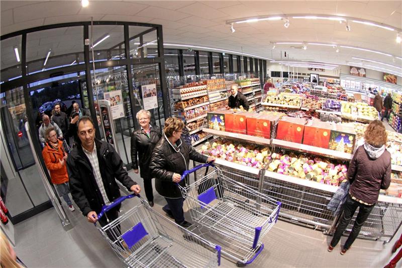 Kaum dass die Türen geöffnet wurden, strömten die ersten Kunden in den neuen Aldi-Markt. Sie hatten schon vor der Tür Schlange gestanden. Fotos: Schlegel