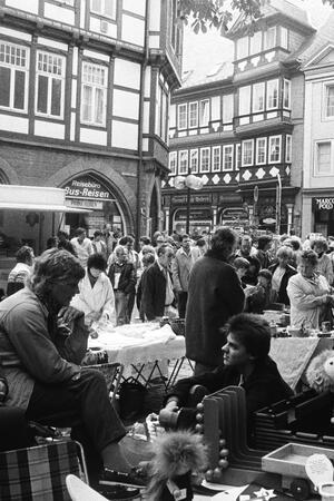 Kaum ein Durchkommen: Der Flohmarkt hatte seinen eigenen Charme.