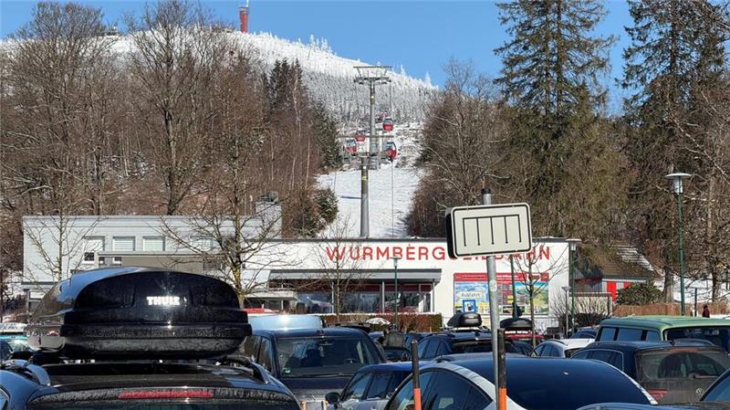 Kaum noch ein freier Parkplatz: Die Fläche vor der Talstation der Seilbahn ist selbst an einem Montagvormittag schnell besetzt.