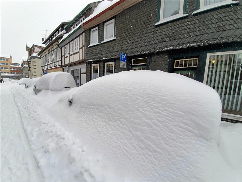Kaum noch zu sehen waren die Autos in der Altstadt nach dem Wintereinbruch Anfang Februar 2021. Archivfotos: Sowa/Privat