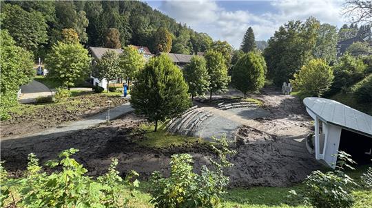 Kaum wiederzuerkennen: Wo sonst eigentlich der Rasen grünt, türmt sich im Altenauer Kurpark aktuell die Erde auf.