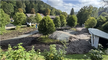 Kaum wiederzuerkennen: Wo sonst eigentlich der Rasen grünt, türmt sich im Altenauer Kurpark aktuell die Erde auf.