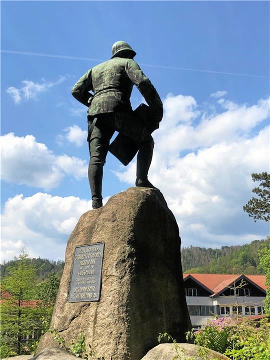 Kaum zu übersehen: Das Wissmann-Denkmal im Kurpark von Bad Lauterberg, zeigt den Kolonialbeamten in heroischer Pose.  Archivfoto: Eggers