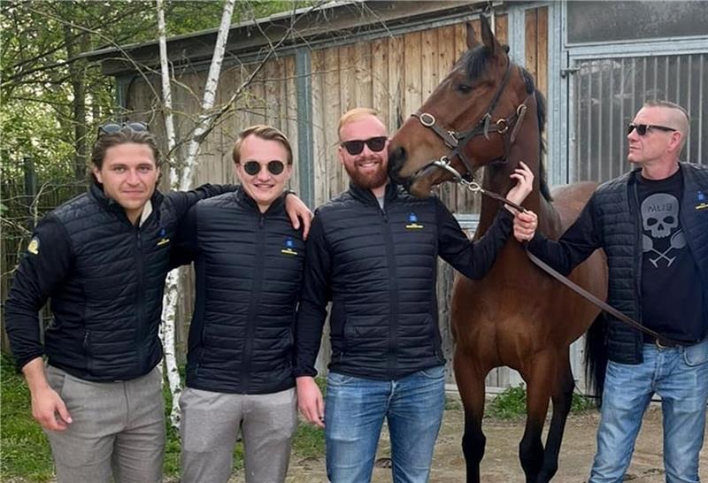 Bad Harzburger Fußballer vom Rennbahnfieber erfasst Kay Petermann, Brian Bothe, Timo Tost und Jörg Hartmann (v. l.) präsentieren ihre Neuverpflichtung Dynamics. Foto: Privat
