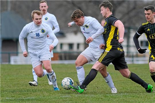 Kay Petermann (Mi.) trägt zur starken Defensivleistung der TSG in Kästorf bei, muss nach der Pause aber verletzt vom Platz. Foto: Drechsler