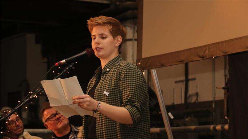 Kaya Finn stürzte beim Abstieg in den Schacht durch ein Kaninchenloch und begegnete einem Langohr aus "Alice im Wunderland".