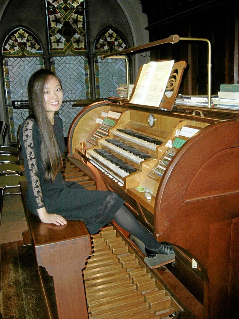 Kayol Lam an der Sauerorgel in der Lutherkirche. Ein nächster Harzbesuch ist geplant. Dann soll es für sie in die Clausthal-Zellerfelder St.-Salvatoris-Kirche gehen. Foto: Herde
