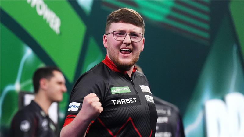 Keane Barry feiert seinen Sieg über Tim Pusey bei der Darts-WM in London.