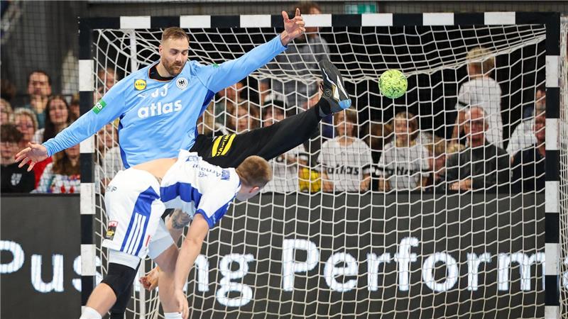 Keeper Andreas Wolff (hinten) - ein Erfolgsgarant der deutschen Handballer. 