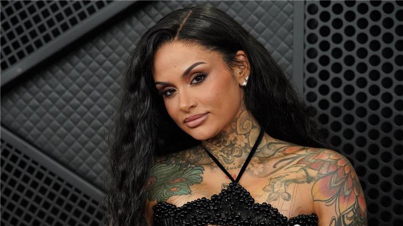 Kehlani kommt bei den 68. Grammy Awards an - sie trägt einen Pin mit dem Aufdruck „ICE OUT“.