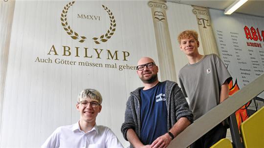 Kein Abitur wie jedes andere (v.l.): Julian Heger, Politiklehrer Dominic Haase und Niklas Gutnoff machen am CvD mit dem Klausuren-Klau ganz spezielle Erfahrungen.