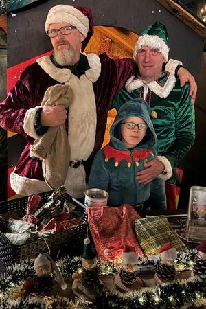 Kein Adventsmarkt ohne Nikolaus und Helfer.
